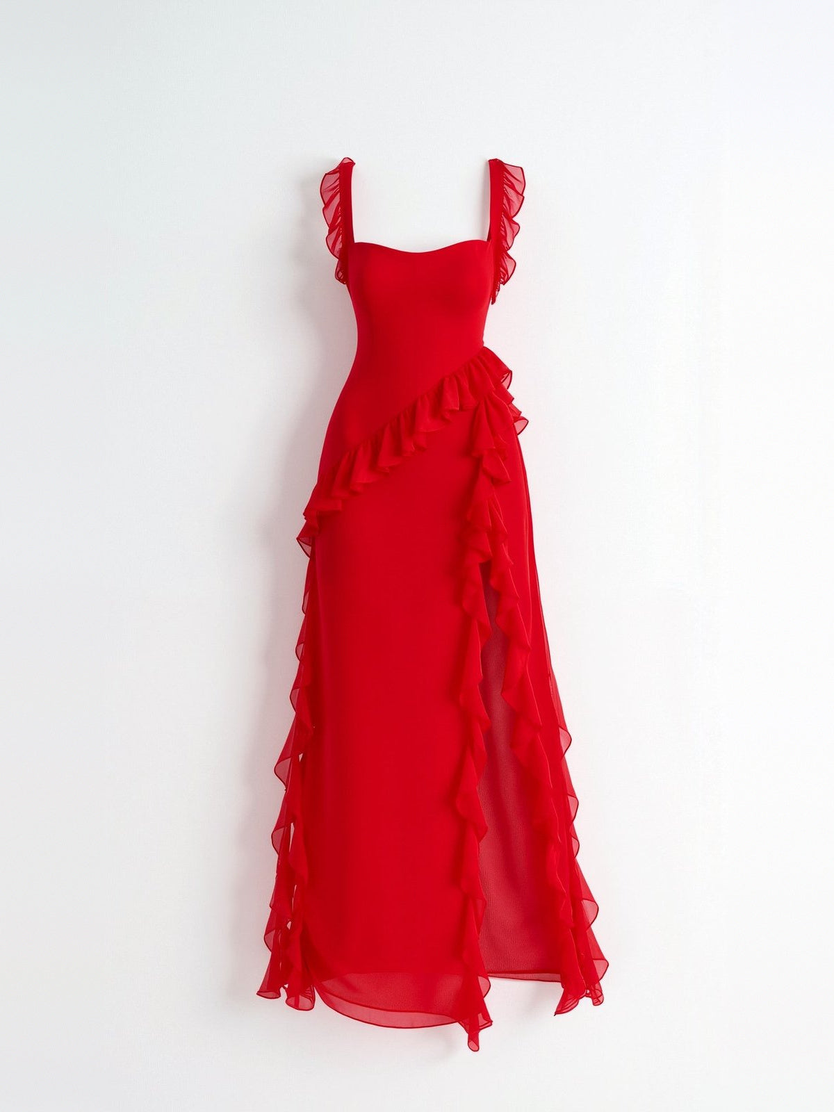 Rode maxi jurk met ruches en split, uitgestald op witte achtergrond | Boutique Moda