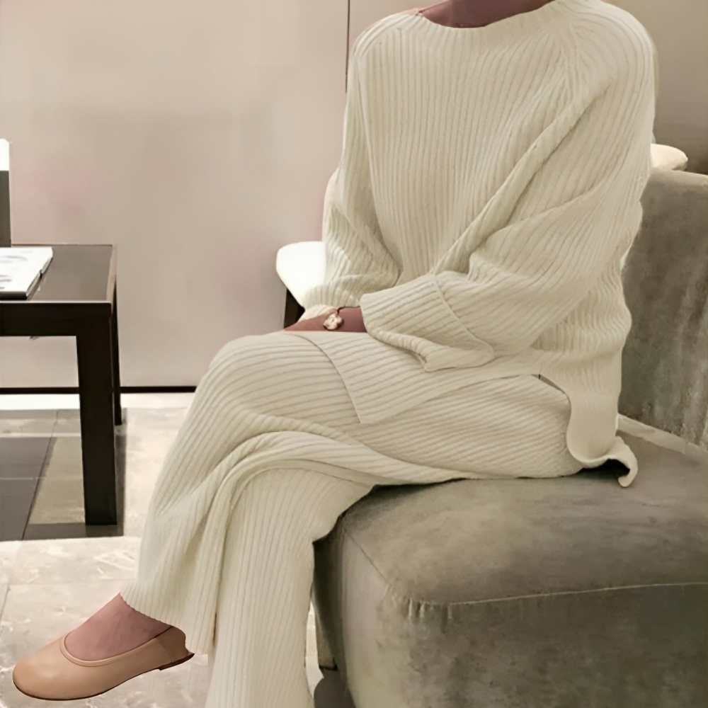 Crèmekleurige geribbelde loungeset met broek, gedragen door zittende vrouw | Boutique Moda
