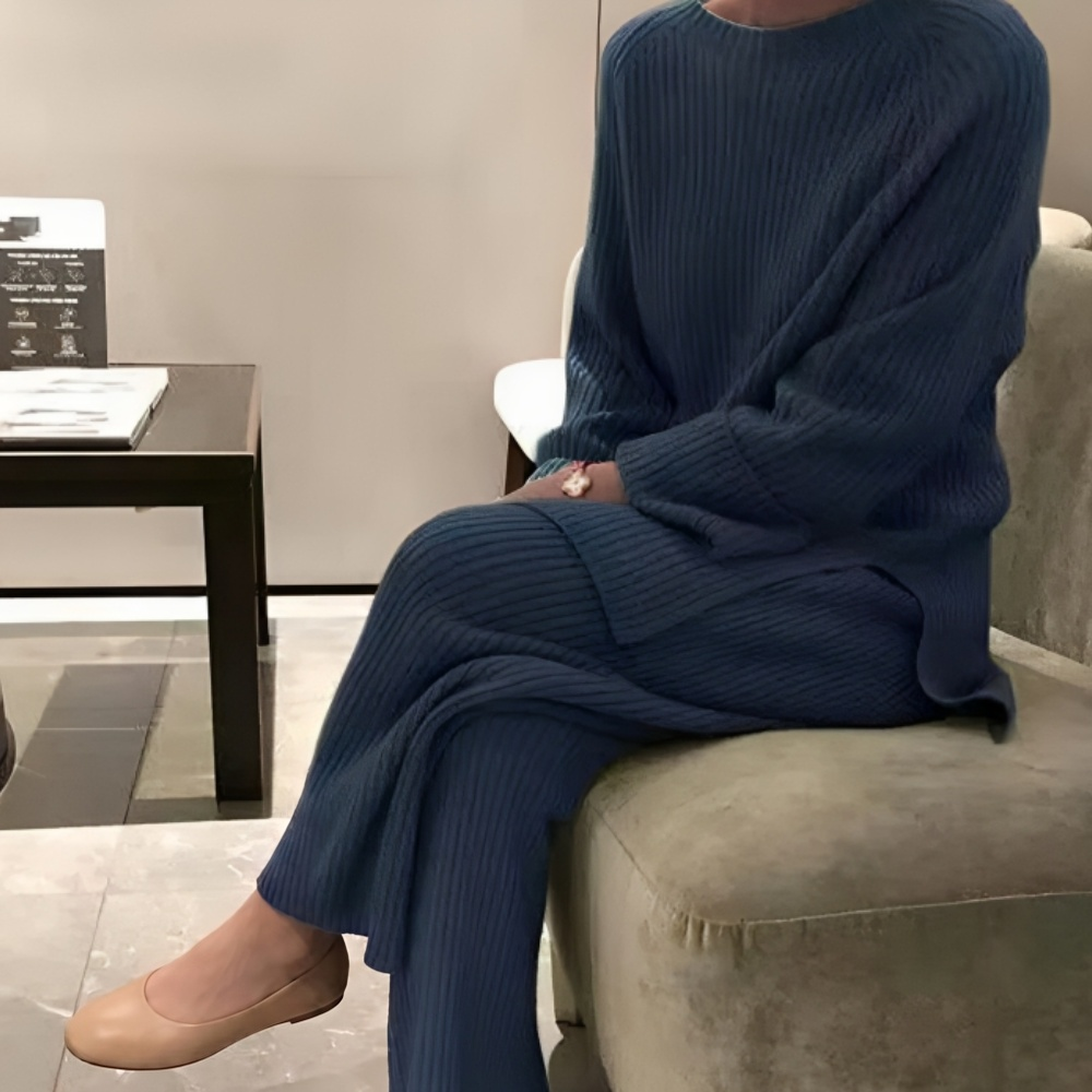 Donkerblauwe gebreide loungeset met ribstructuur, gedragen door zittende vrouw | Boutique Moda