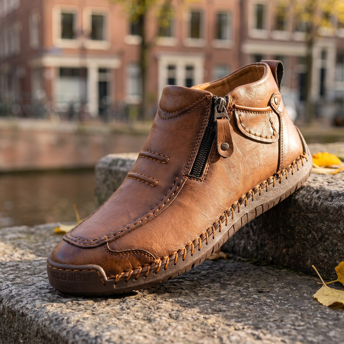 Close-up bruine herenschoen van vegan leer met rits, lipje met klinknagel en handgestikte zool | Boutique Moda