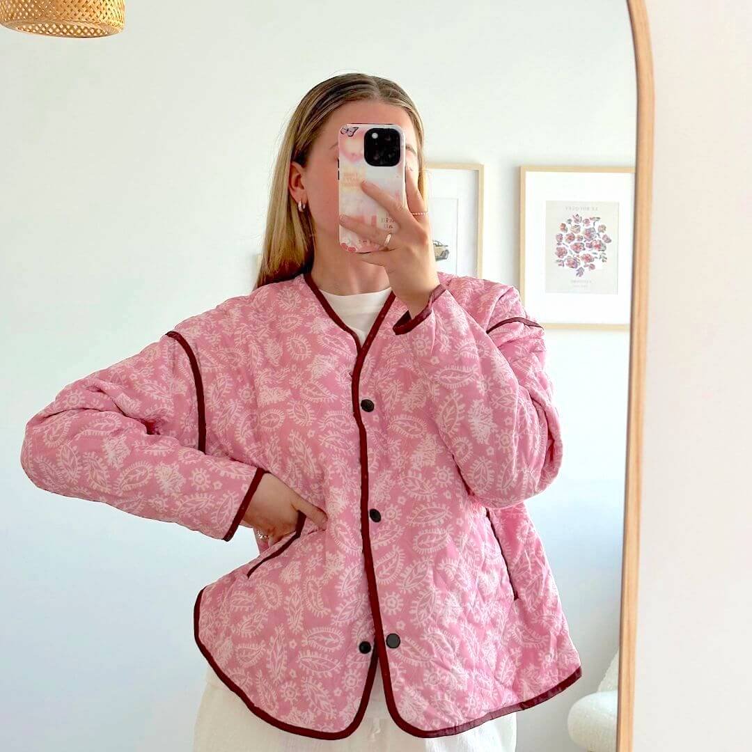 Roze gewatteerd jasje met bloemen 1