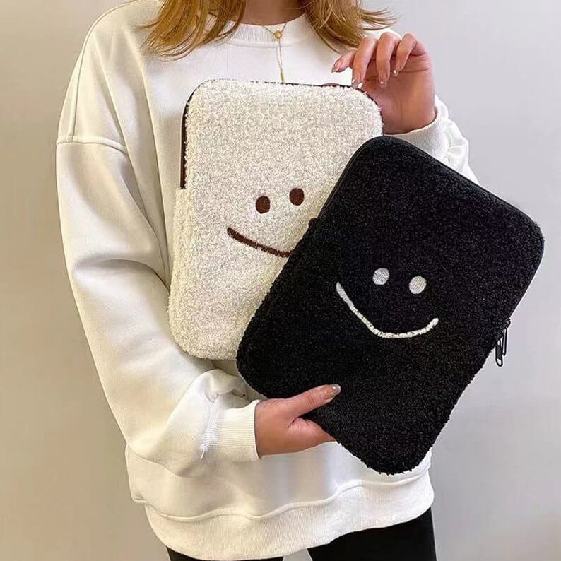 Laptophoes van teddystof met smiley 1