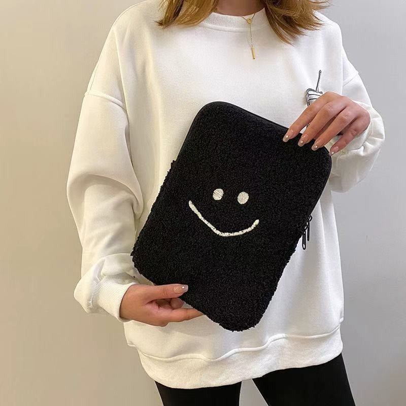 Laptophoes van teddystof met smiley 3
