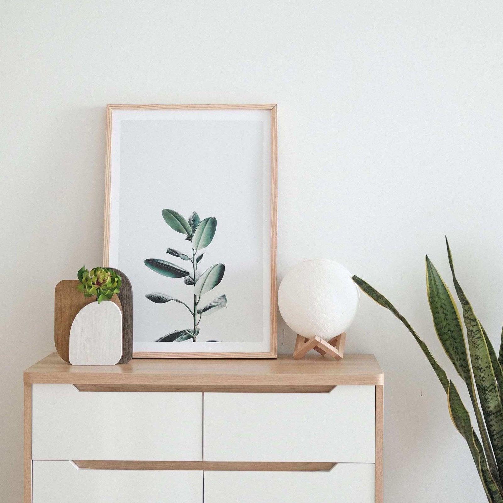 Maanlamp op houten standaard 1