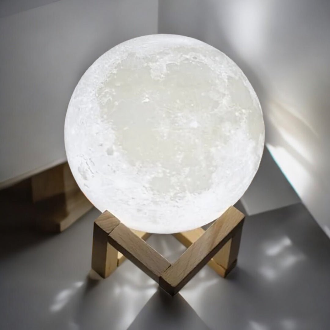 Maanlamp op houten standaard 2