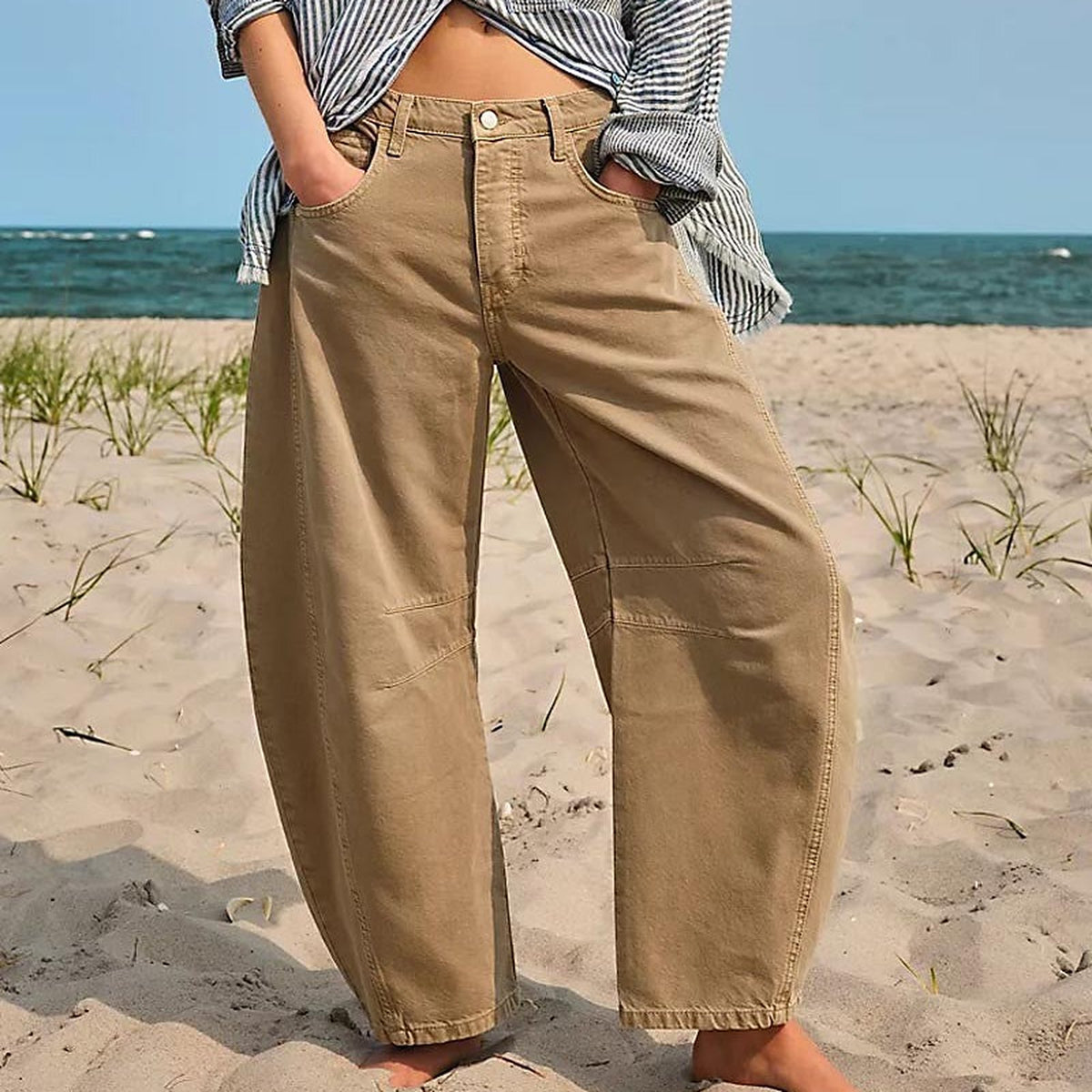 Beige baggy-jeans met rechte pijpen, vooraanzicht, gedragen op het strand | Boutique Moda
