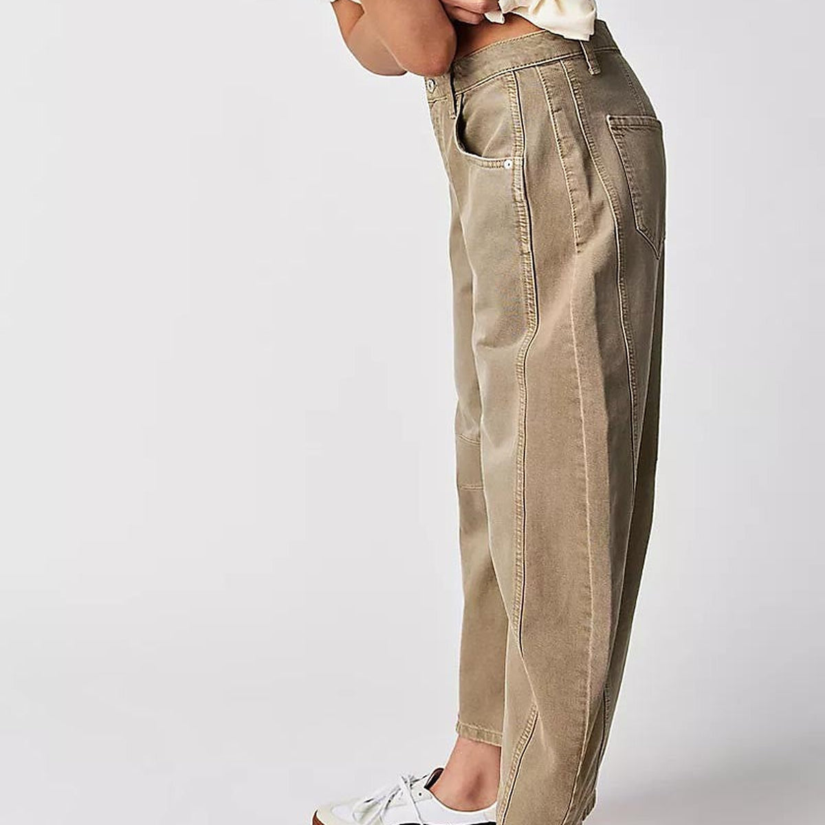 Beige baggy-jeans met rechte pijpen, zijaanzicht, gedragen door vrouw met sneakers | Boutique Moda