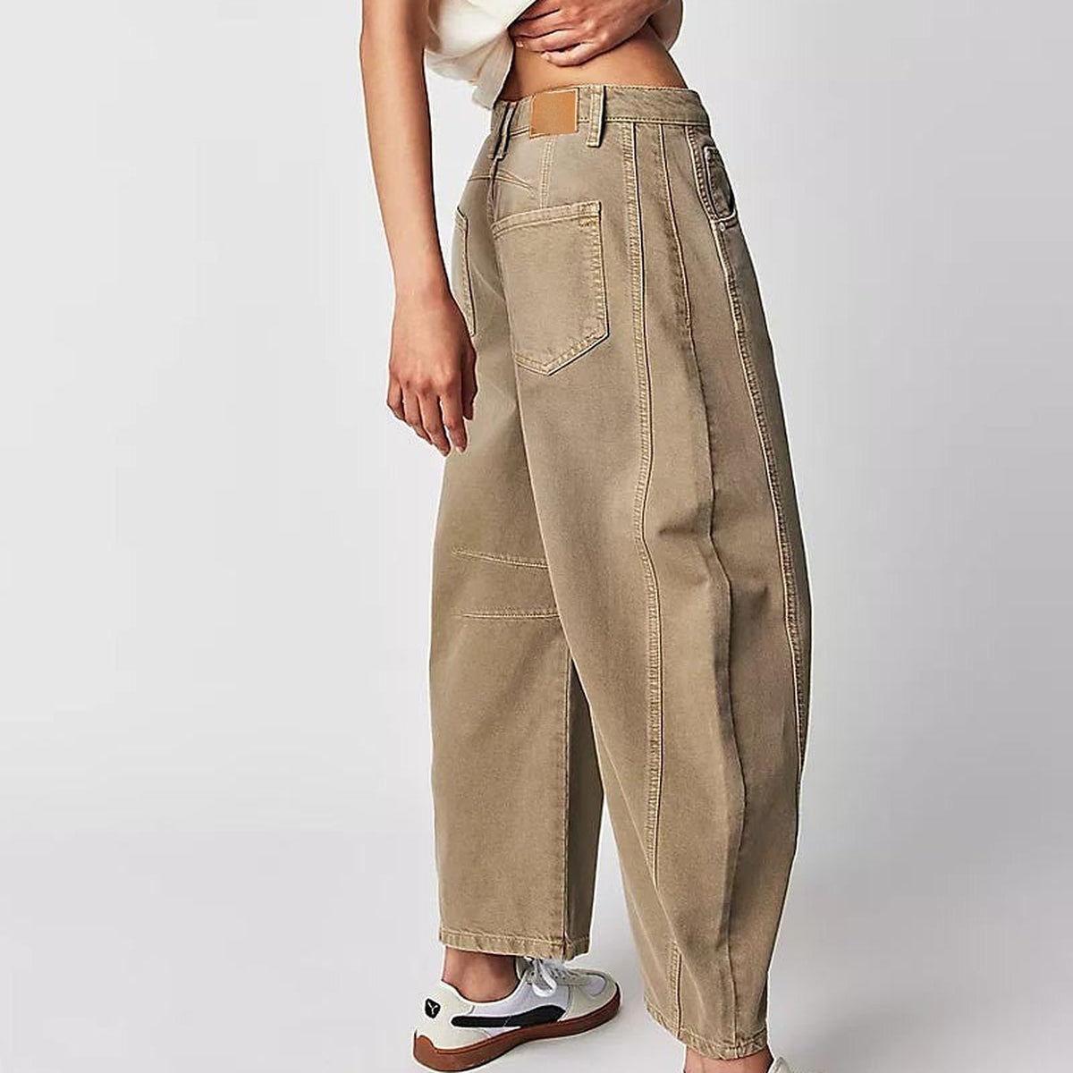 Beige baggy-jeans met rechte pijpen, achteraanzicht met achterzakken | Boutique Moda