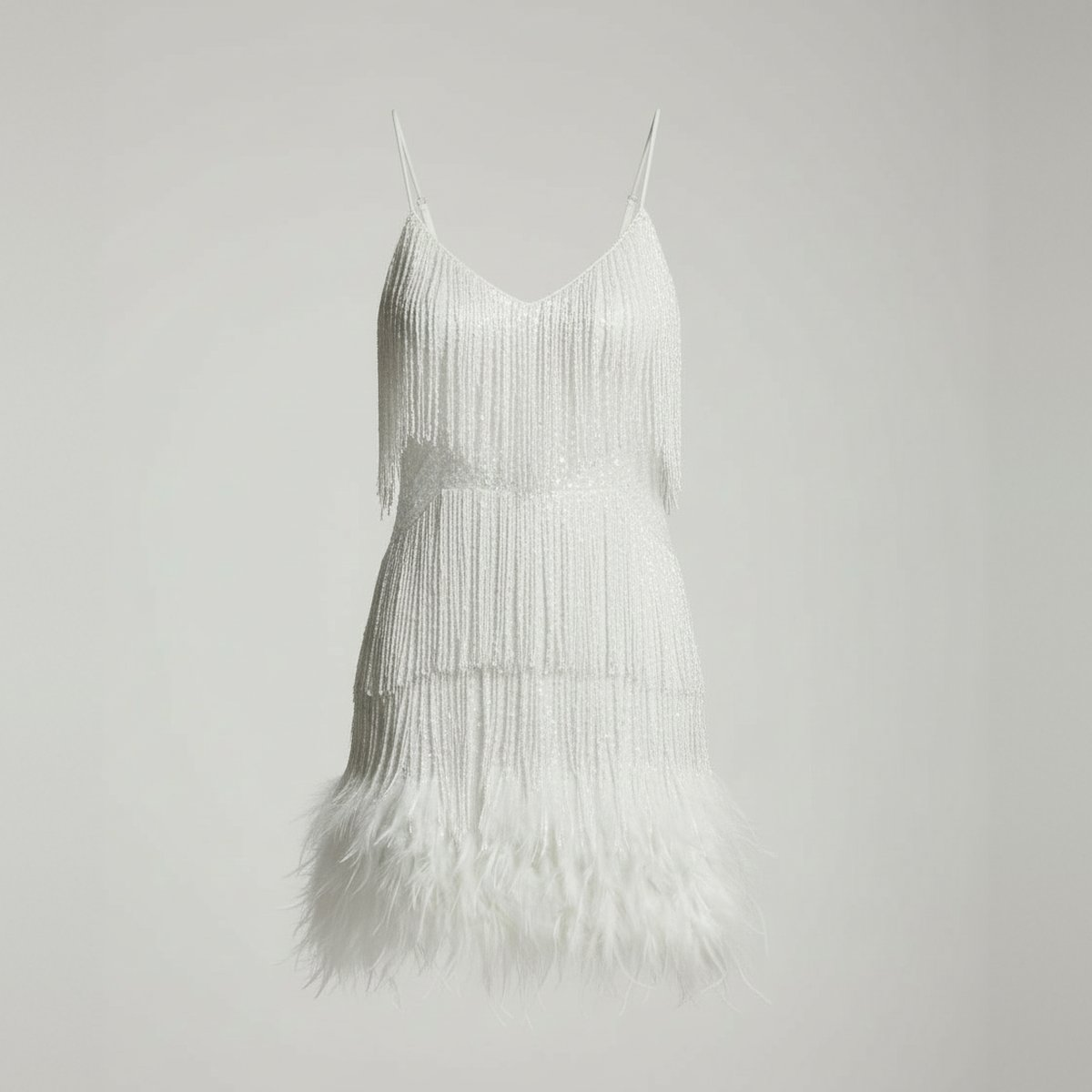 Witte mini-jurk met kwastjes, spaghettibandjes en verenrand, uitgestald | Boutique Moda