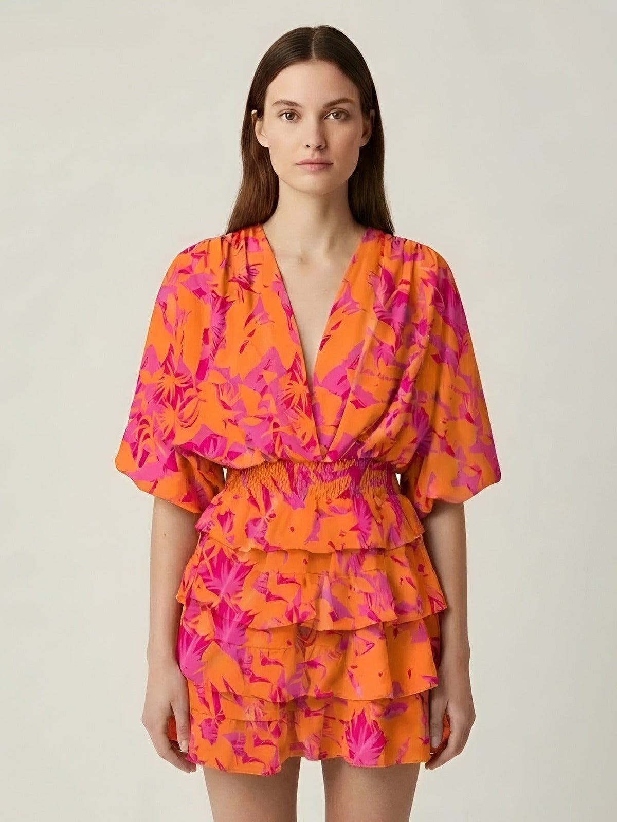 Oranje minijurk met bloemenprint - ruchesjurk met V-hals
