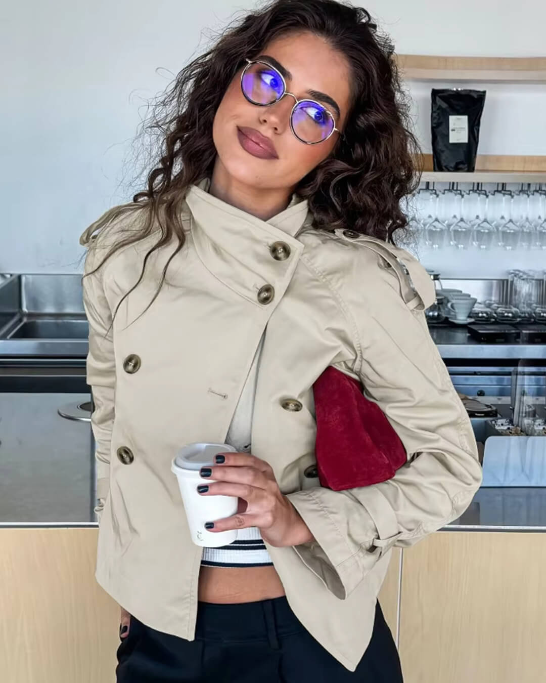Korte trenchcoat - Klassieke trenchcoat voor dames met dubbele knoopsluiting en riem-Boutique Moda