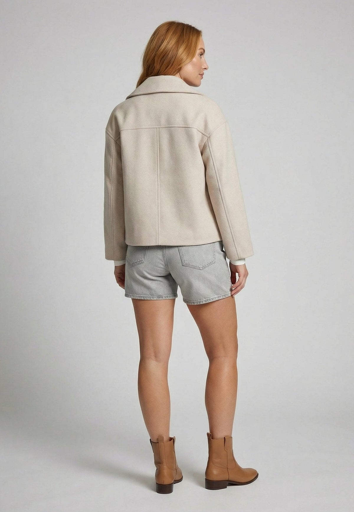 Lichte korte oversized wollen jas, achteraanzicht, gedragen door vrouw met korte spijkerbroek | Boutique Moda