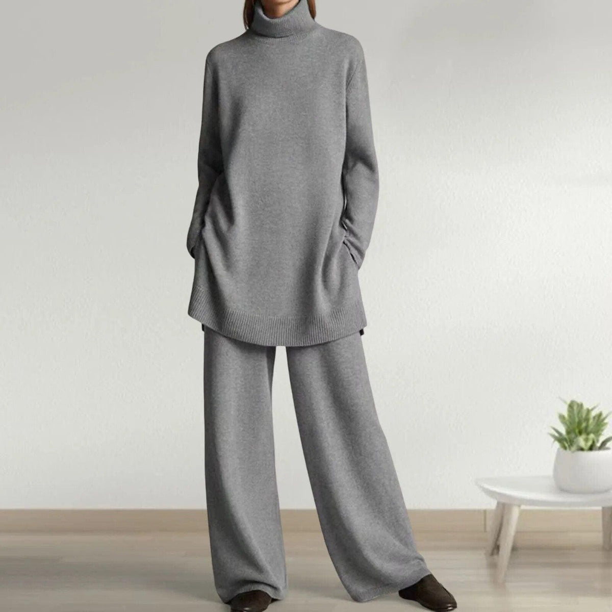 Grijze oversized coltrui met wijde broek, gedragen door vrouw, geknit | Boutique Moda