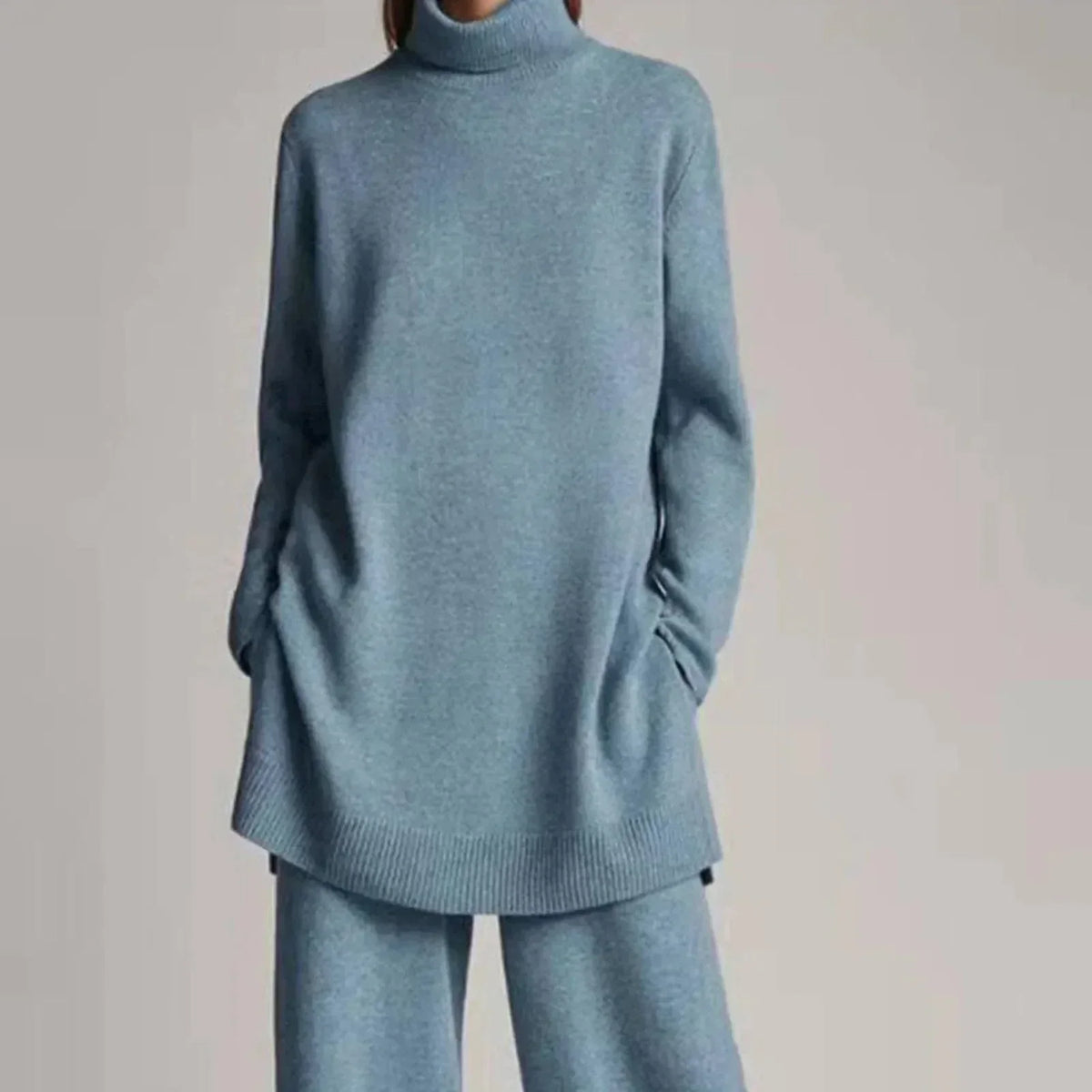 Blauwe gebreide loungeset met coltrui, oversized model, gedragen door vrouw | Boutique Moda