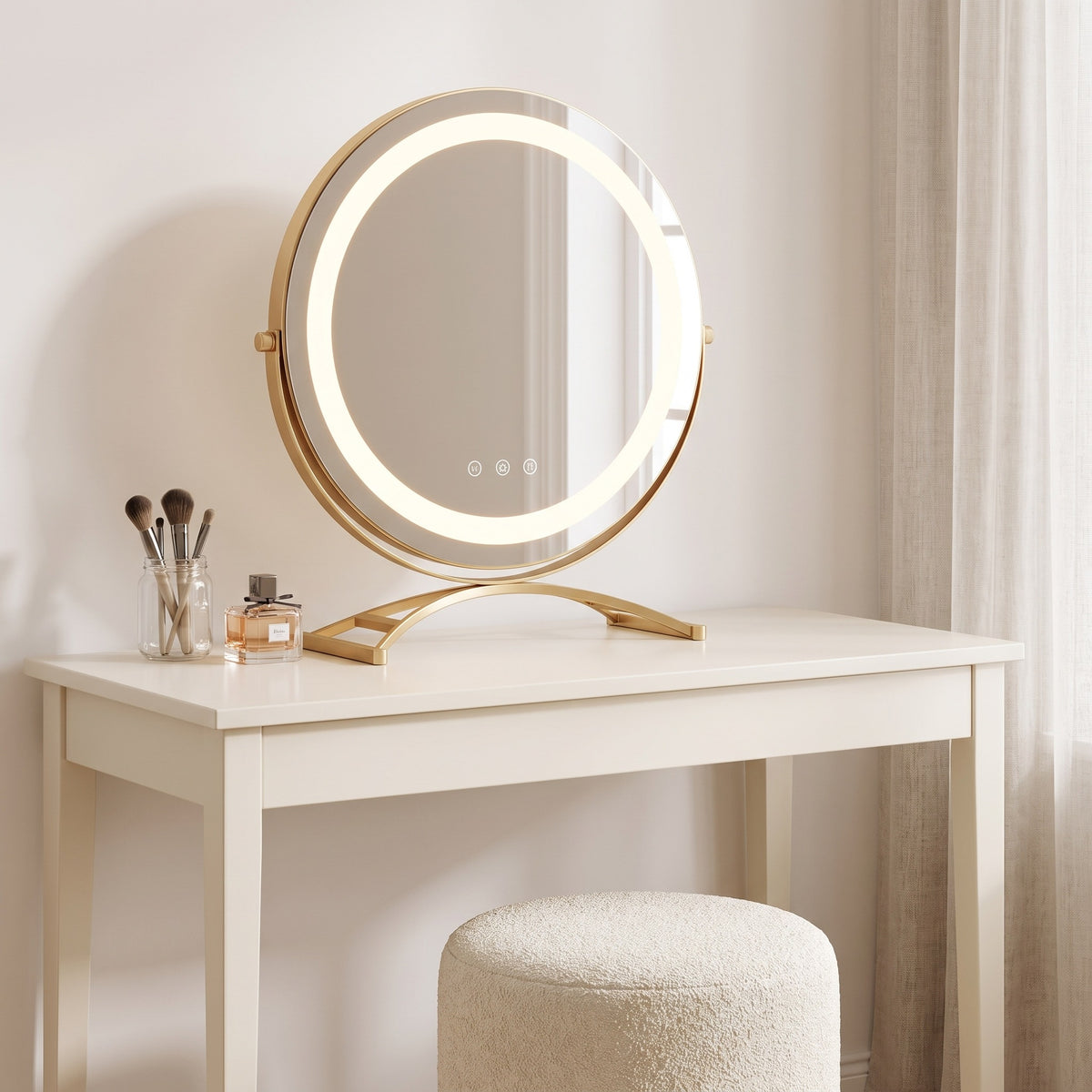 Ronde make-up spiegel met LED-verlichting in goud op een crème kaptafel met poef | Boutique Moda