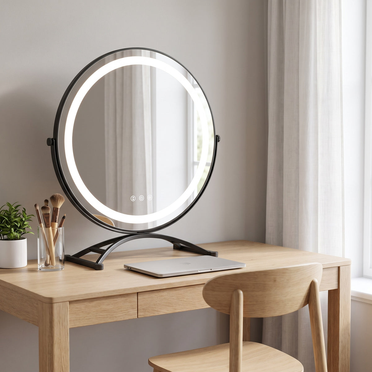 Ronde make-up spiegel met LED-verlichting in zwart op een eiken bureau | Boutique Moda