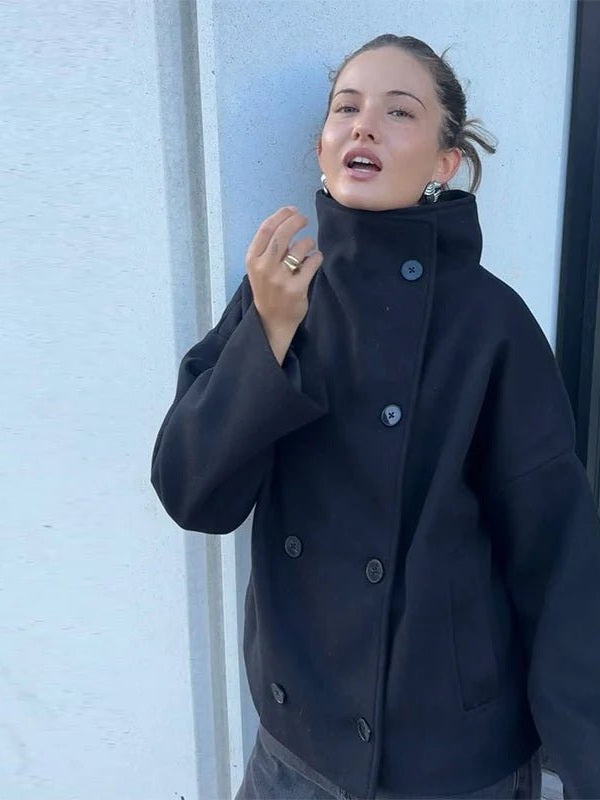 Zwarte oversized korte jas met opstaande kraag, gedragen door vrouw | Boutique Moda