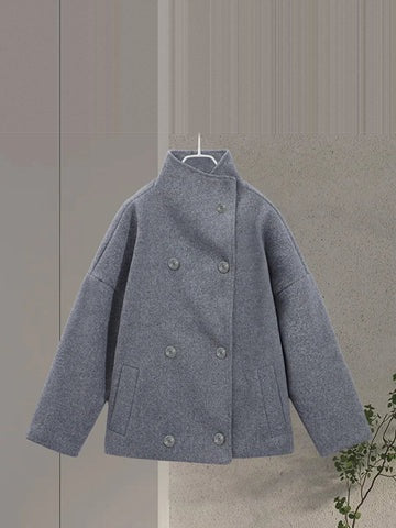 Grijze oversized jas met opstaande kraag, dubbele knopenrij, hangend getoond | Boutique Moda
