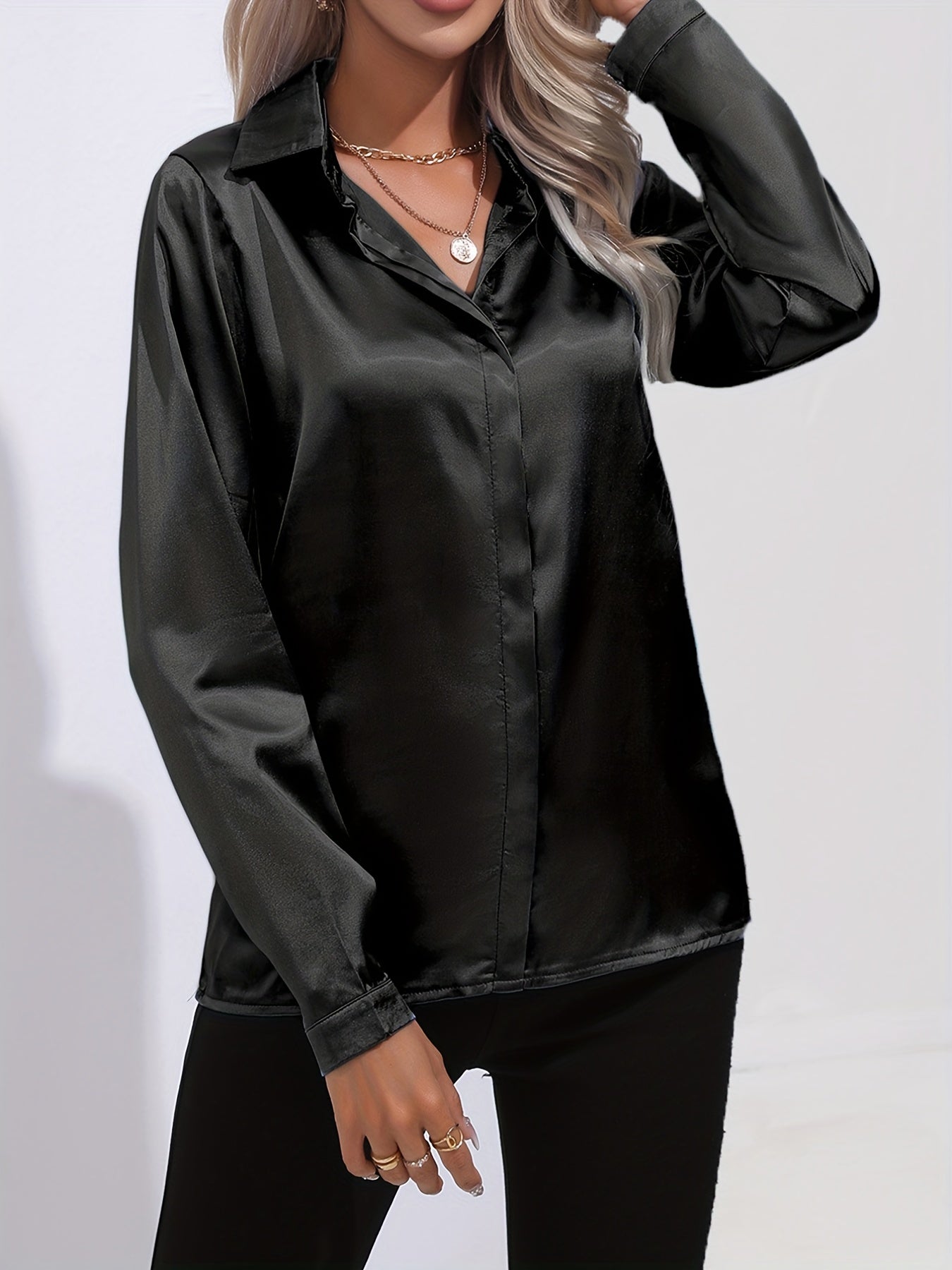 Satijnen blouse - Glanzend damesoverhemd met lange mouwen en knopen-Boutique Moda