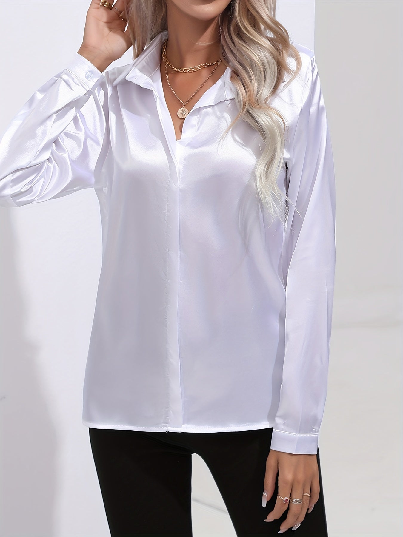 Satijnen blouse - Glanzend damesoverhemd met lange mouwen en knopen-Boutique Moda