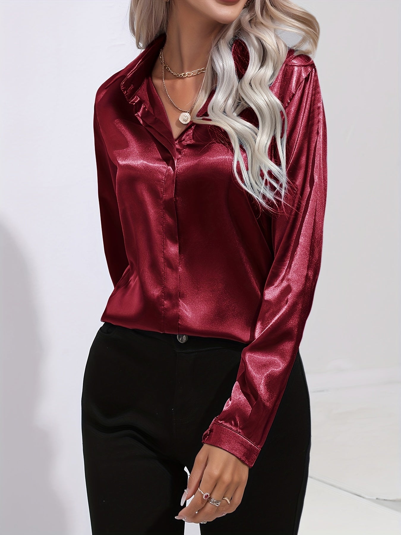 Satijnen blouse - Glanzend damesoverhemd met lange mouwen en knopen-Boutique Moda