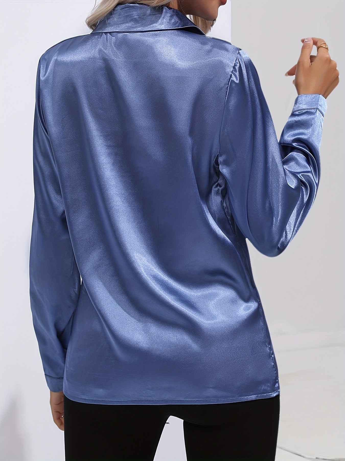 Satijnen blouse - Glanzend damesoverhemd met lange mouwen en knopen-Boutique Moda