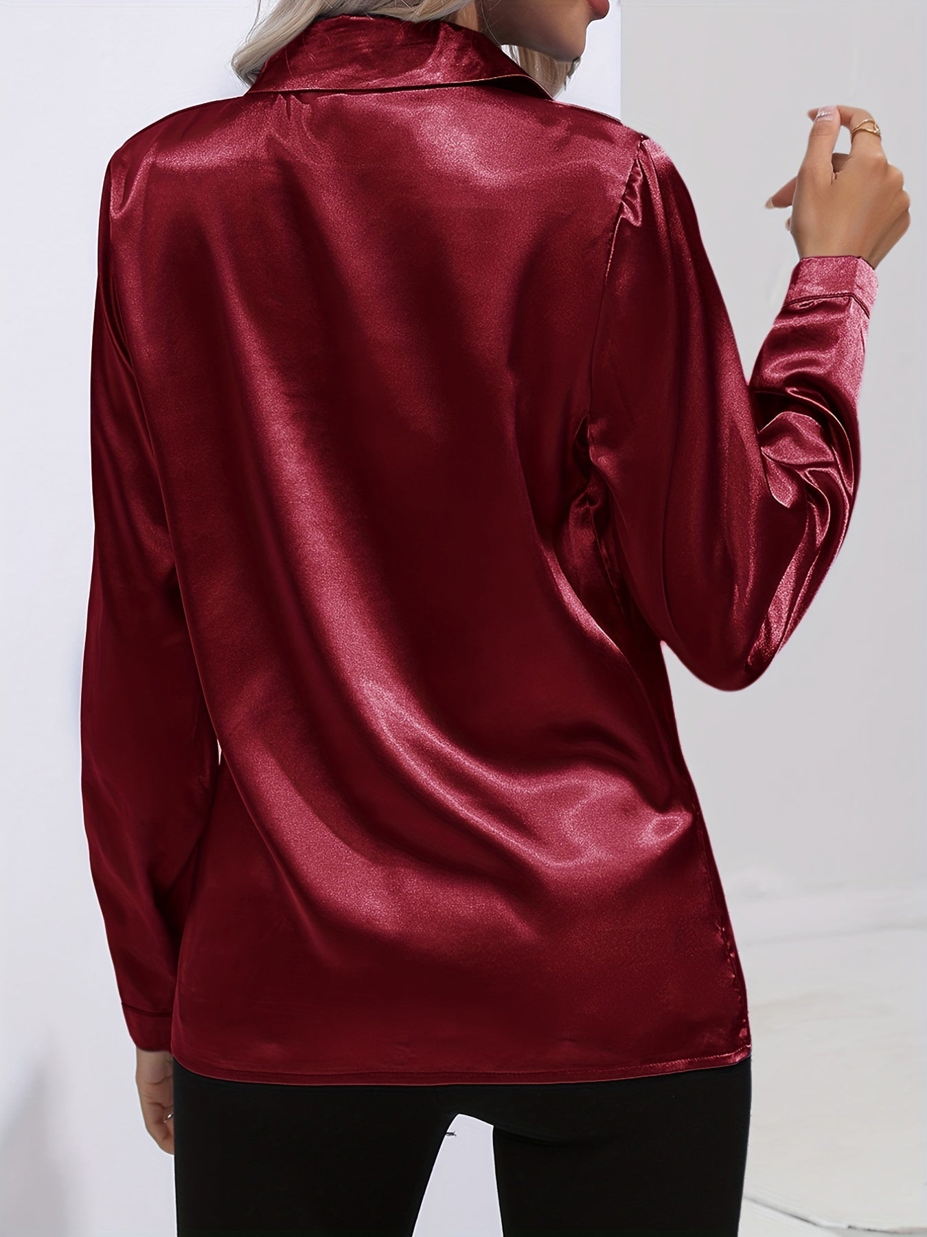Satijnen blouse - Glanzend damesoverhemd met lange mouwen en knopen-Boutique Moda