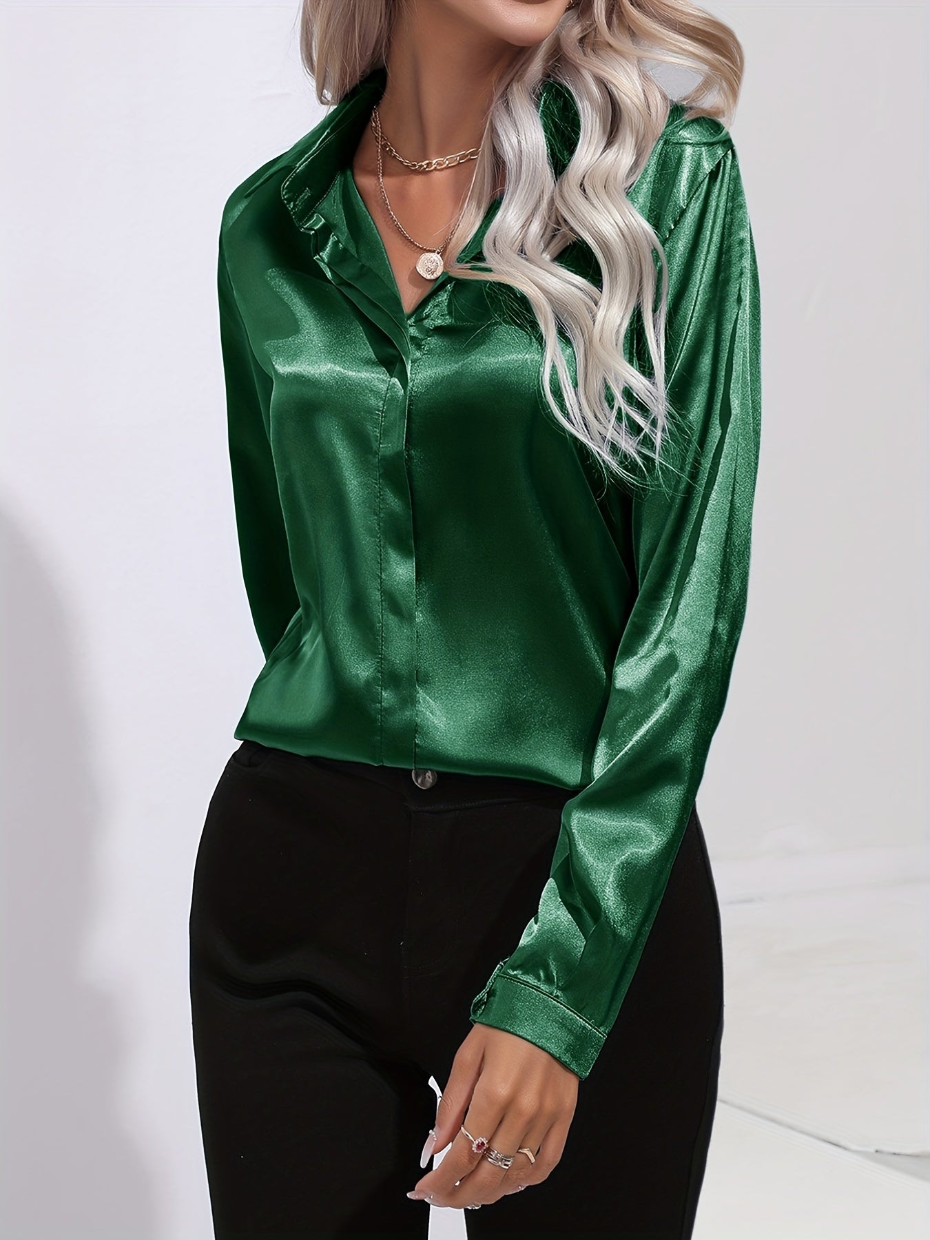 Satijnen blouse - Glanzend damesoverhemd met lange mouwen en knopen-Boutique Moda