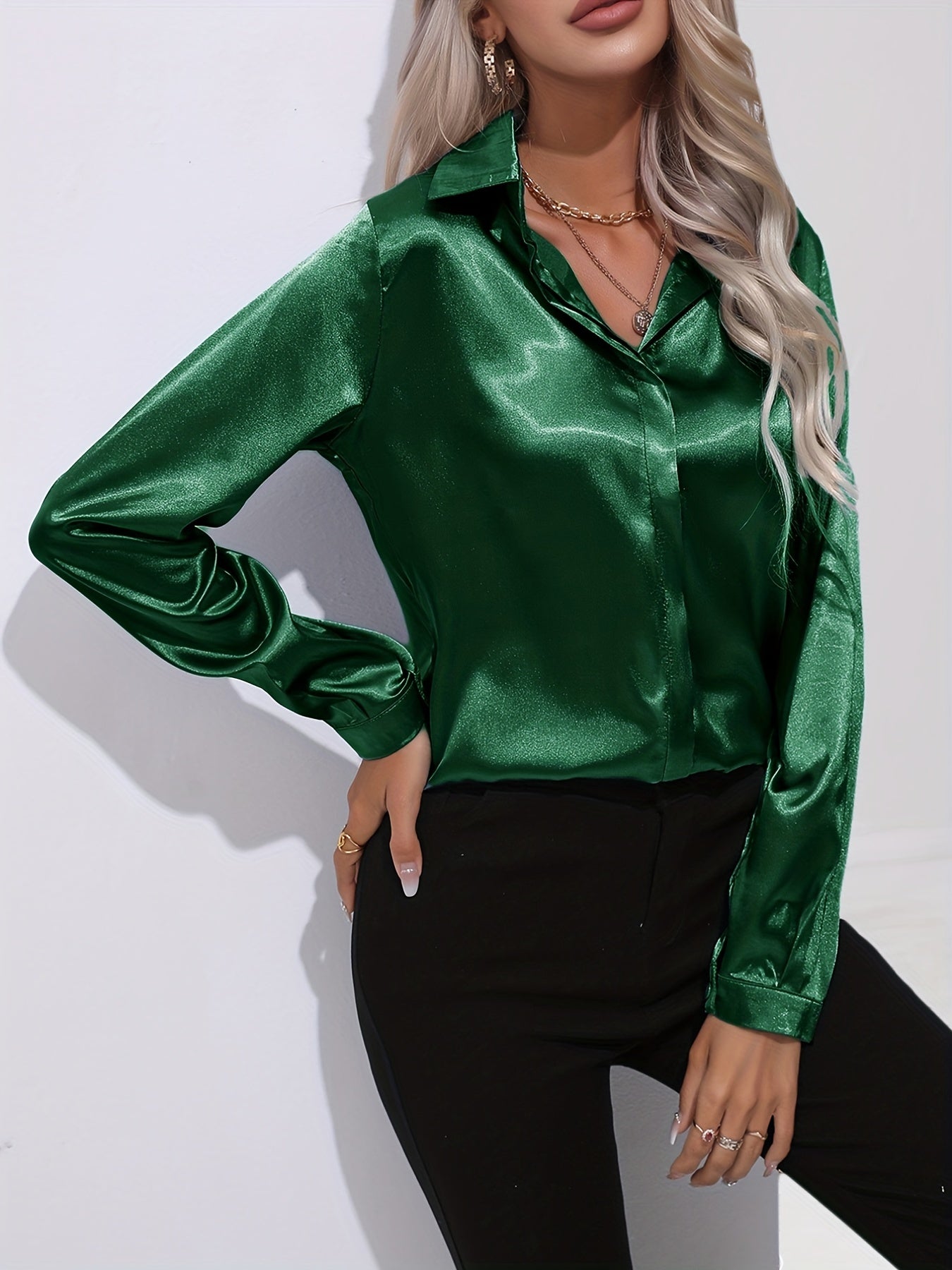 Satijnen blouse - Glanzend damesoverhemd met lange mouwen en knopen-Boutique Moda