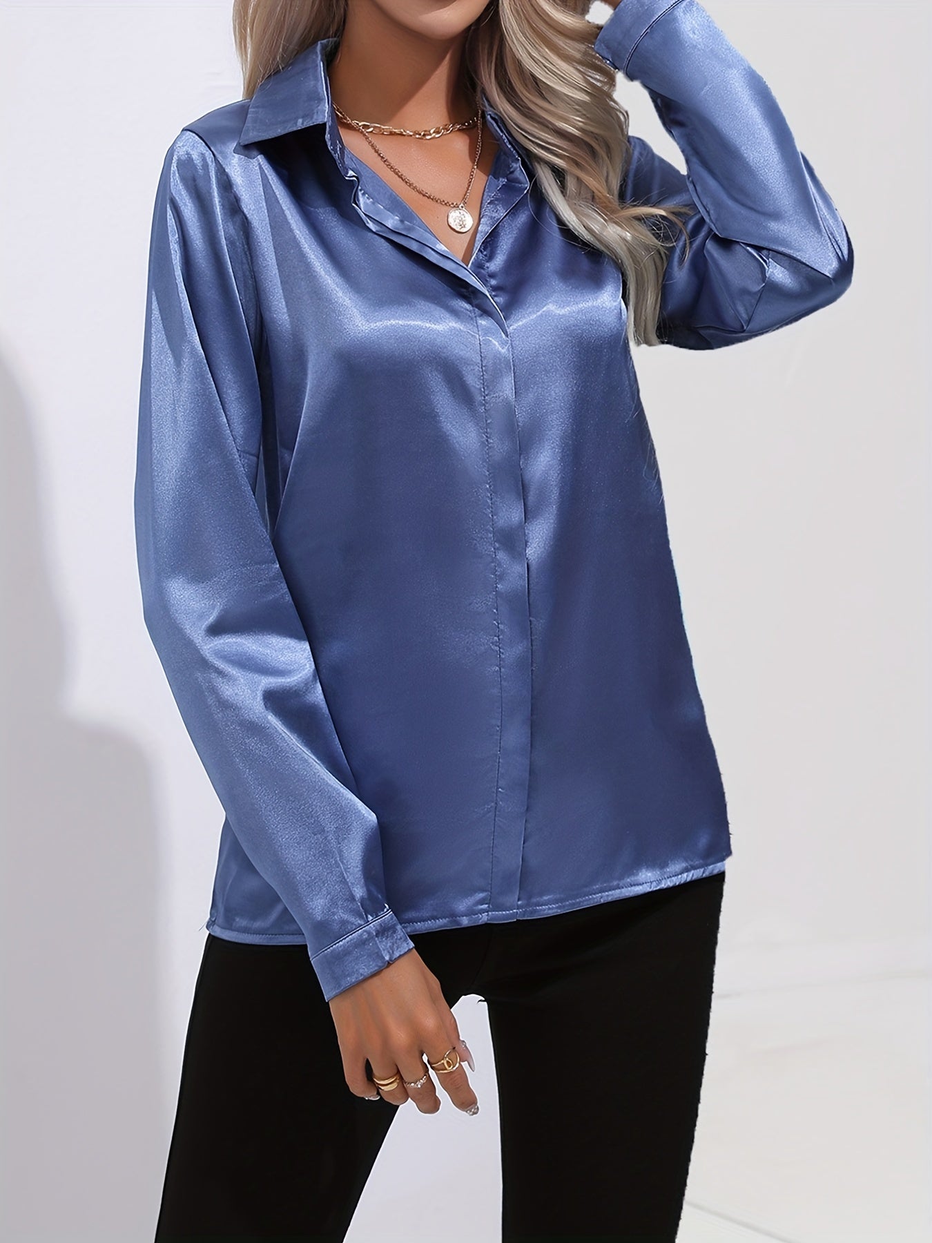 Satijnen blouse - Glanzend damesoverhemd met lange mouwen en knopen-Boutique Moda