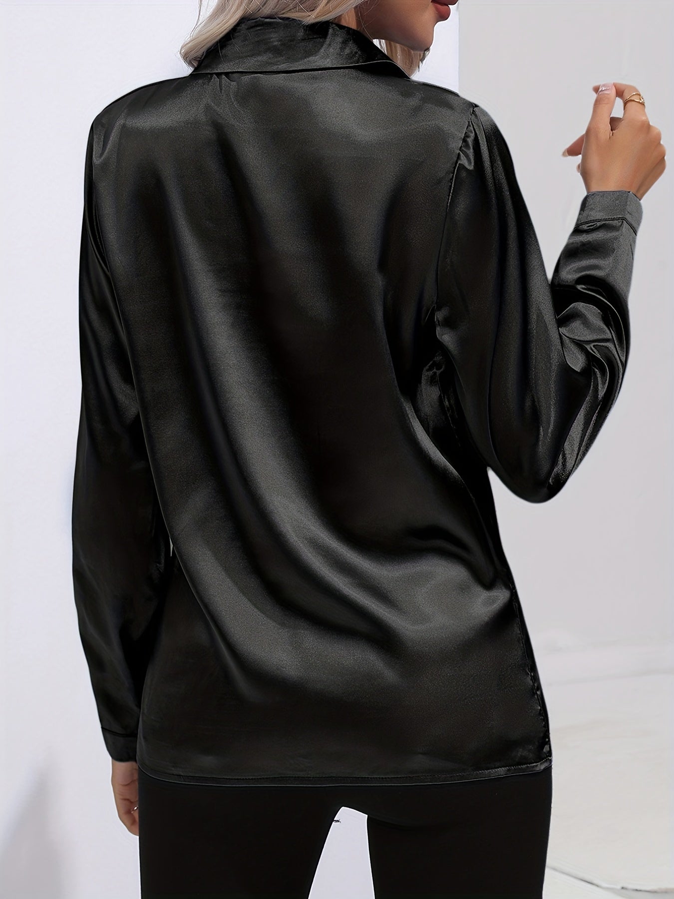 Satijnen blouse - Glanzend damesoverhemd met lange mouwen en knopen-Boutique Moda