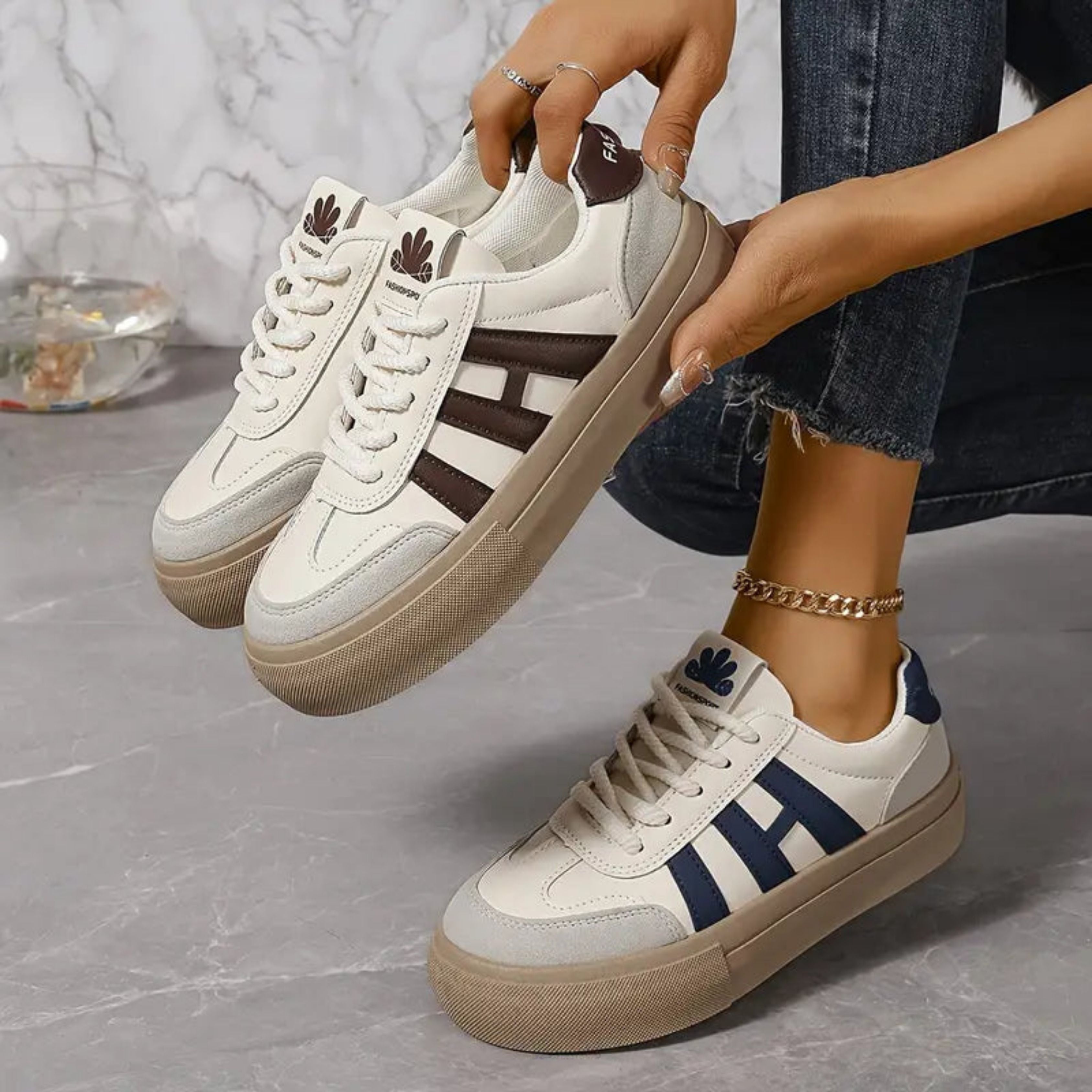 Sneakers | 3 strepen | Vetersluiting | Witte sneakers | Damesschoenen-Boutique Moda