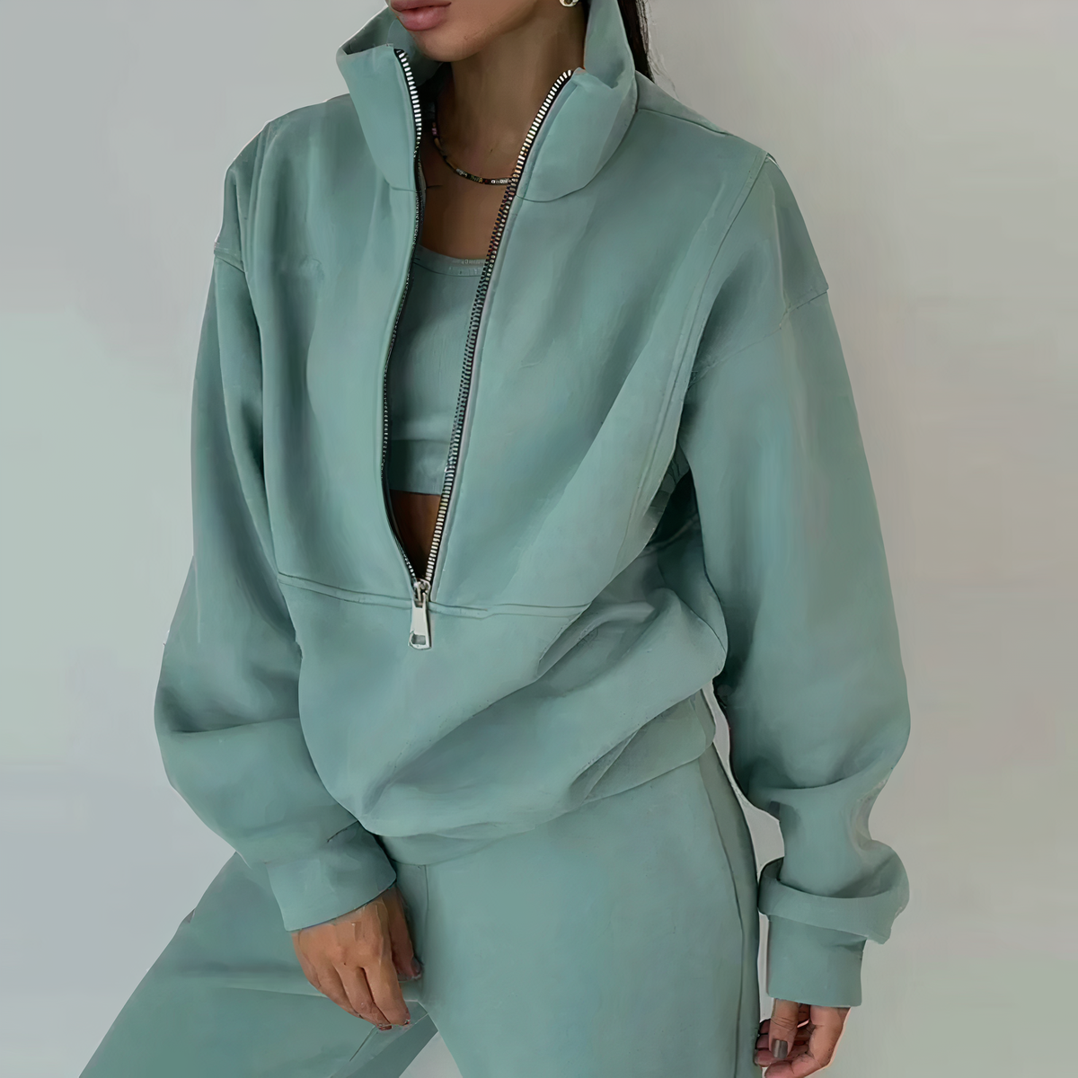Mintgroen half-zip sweatshirt met bijpassende joggingbroek, gedragen door een vrouw | Boutique Moda