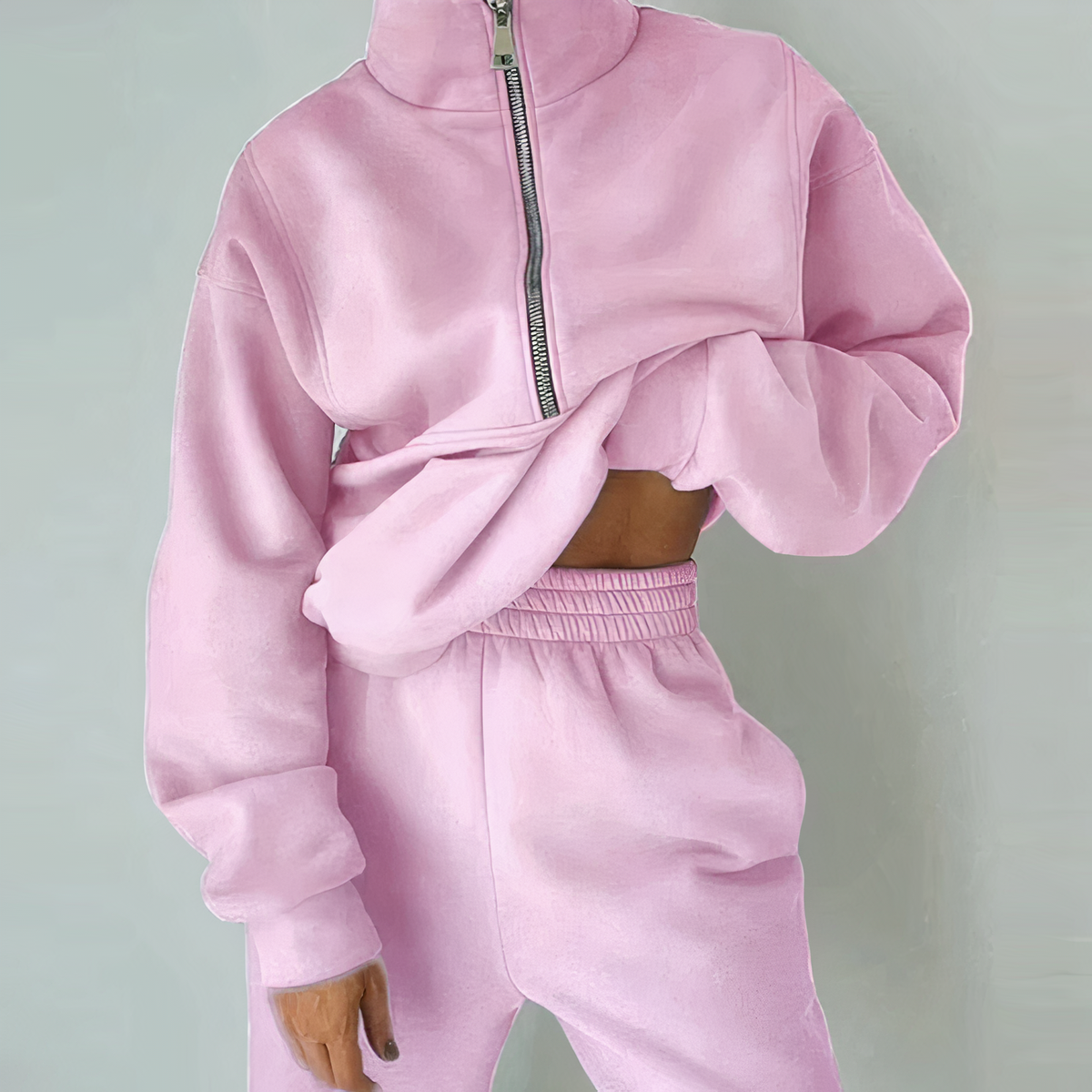 Roze joggingset met halve rits, gedragen door een vrouw | Boutique Moda