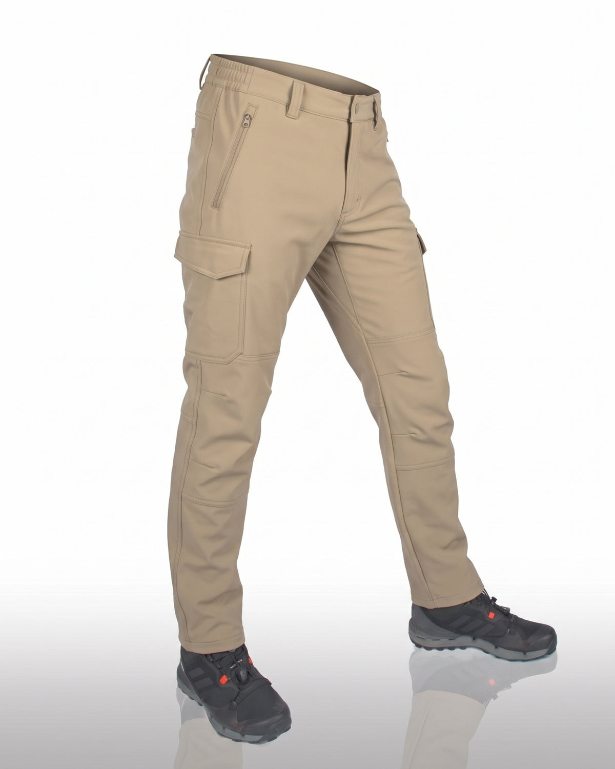 Beige tactische cargobroek, gedragen door persoon met wandelschoenen | Boutique Moda