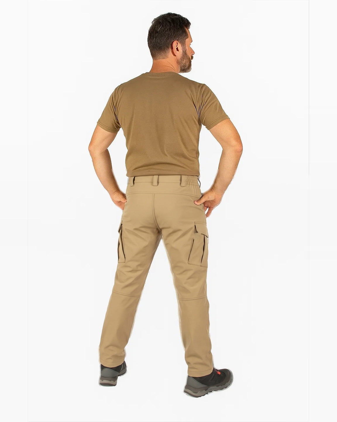 Man draagt kaki cargobroek en beige T-shirt | Boutique Moda