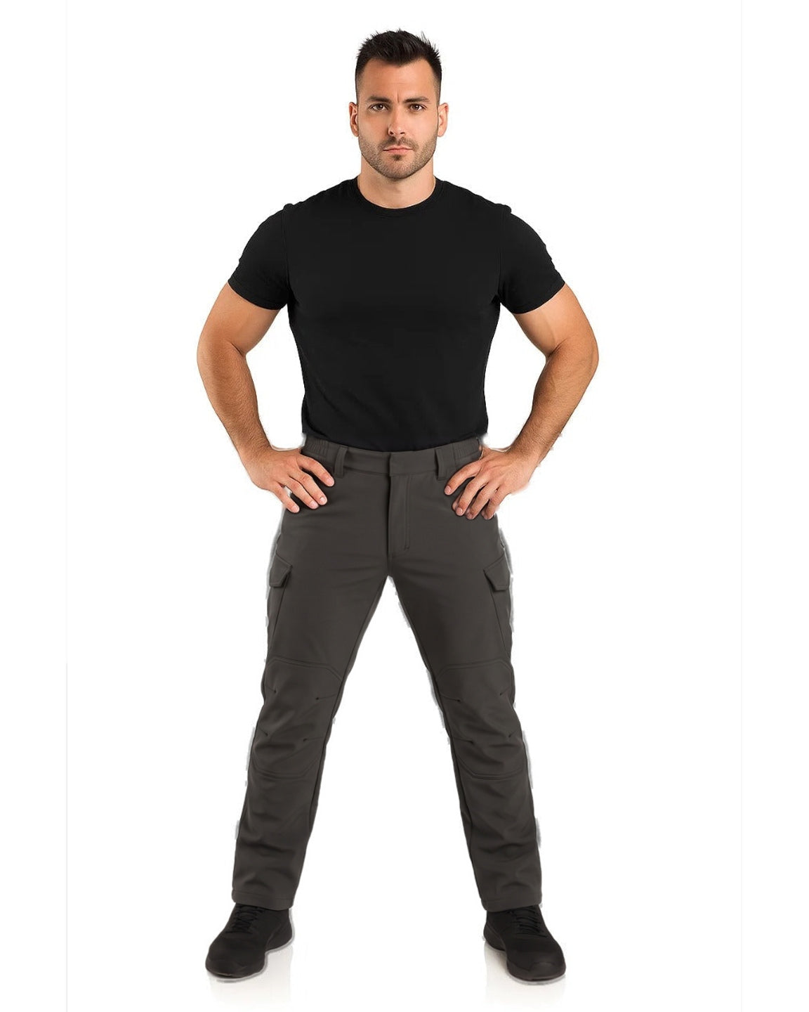 Man draagt donkergrijze tactische cargobroek met kniestukken en zwart T-shirt | Boutique Moda