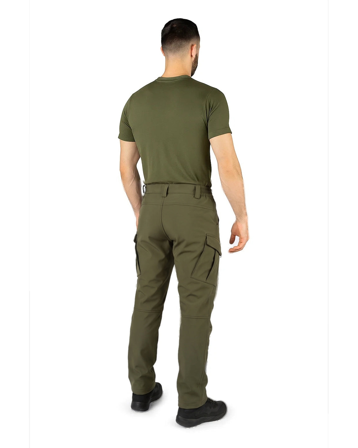 Man draagt legergroene cargobroek en olijfgroen shirt, achteraanzicht | Boutique Moda