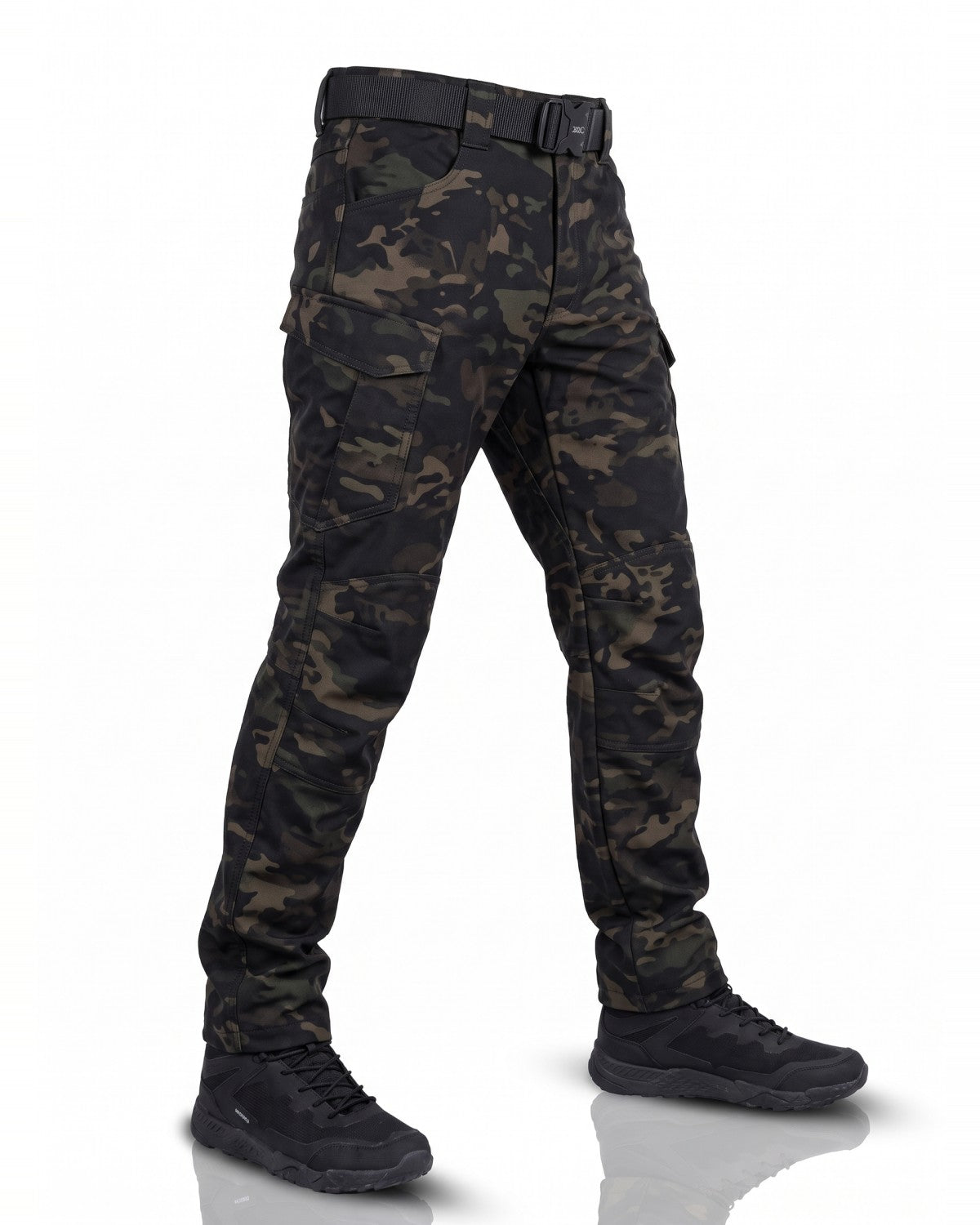 Tactische werkbroek heren in zwarte camouflage met cargozakken en riem, gedragen met zwarte schoenen | Boutique Moda