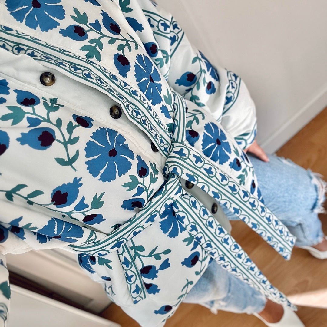 Tussenjas Dames | Blauwe Bloemenprint | Gewatteerd Met Ceintuur-Boutique Moda