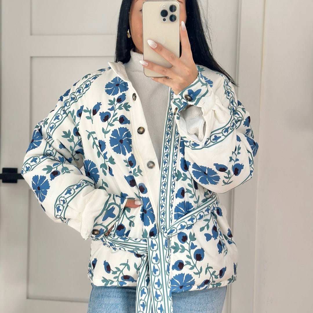 Tussenjas Dames | Blauwe Bloemenprint | Gewatteerd Met Ceintuur-Boutique Moda