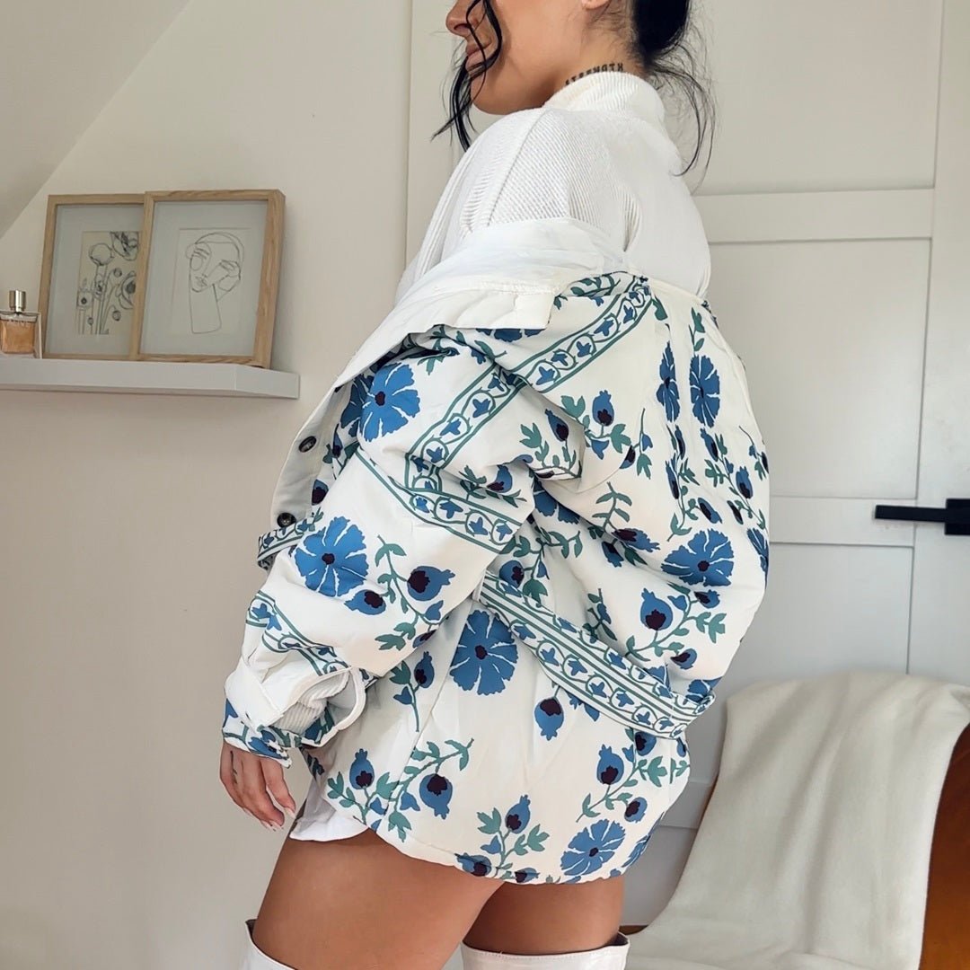 Tussenjas Dames | Blauwe Bloemenprint | Gewatteerd Met Ceintuur-Boutique Moda