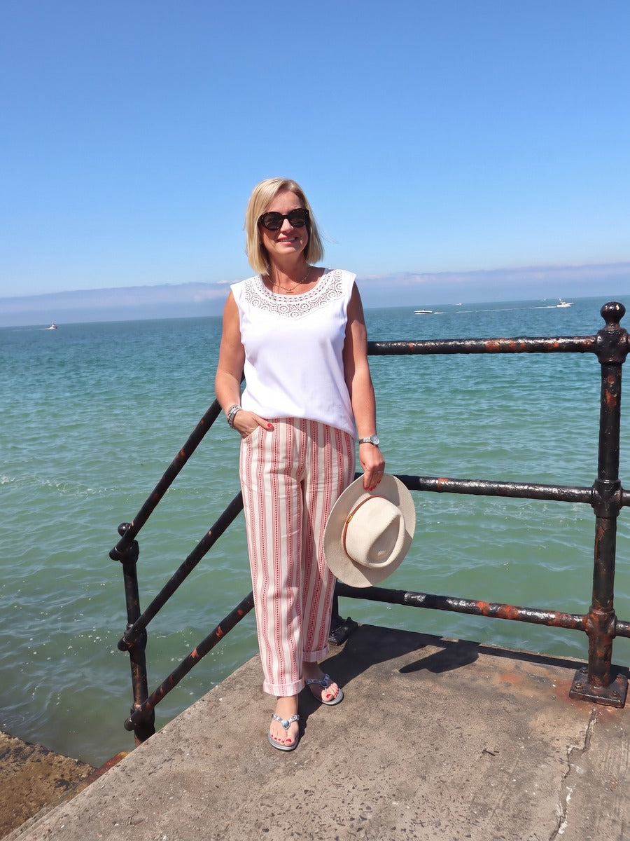 Zomerbroek – Lichte, gestreepte broek voor dames met een losse pasvorm-Boutique Moda