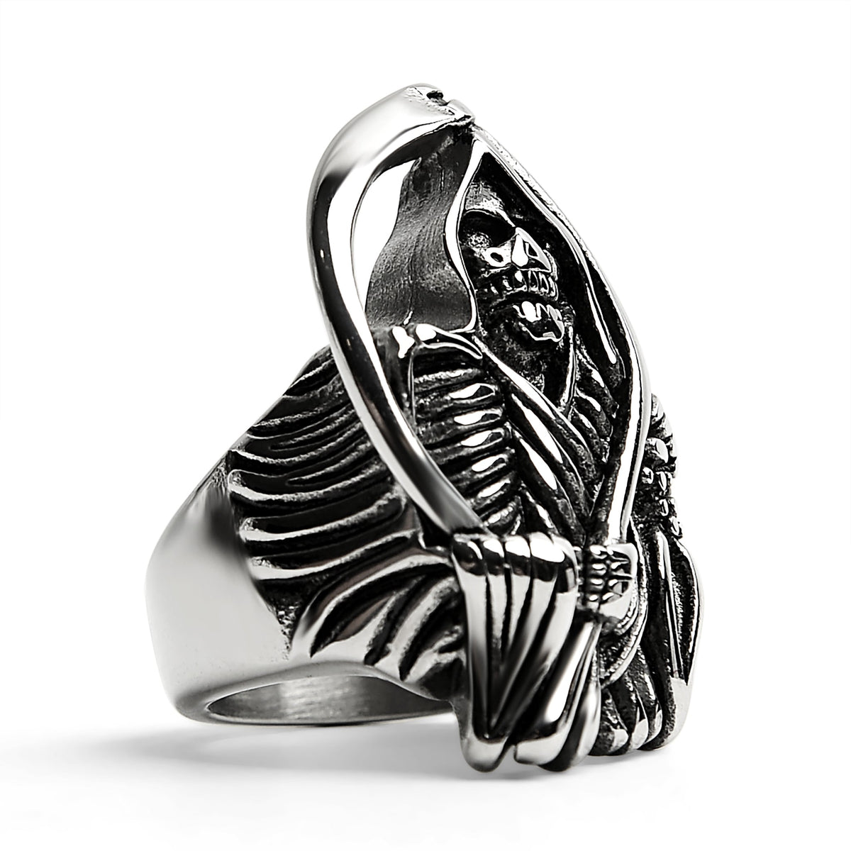 Zilverkleurige ring met Magere Hein en zeis, uitvergroot tegen witte achtergrond | Boutique Moda