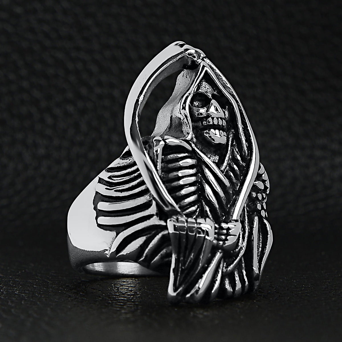 Zilverkleurige ring met zeisdragend skelet in gewaad, flat lay getoond | Boutique Moda