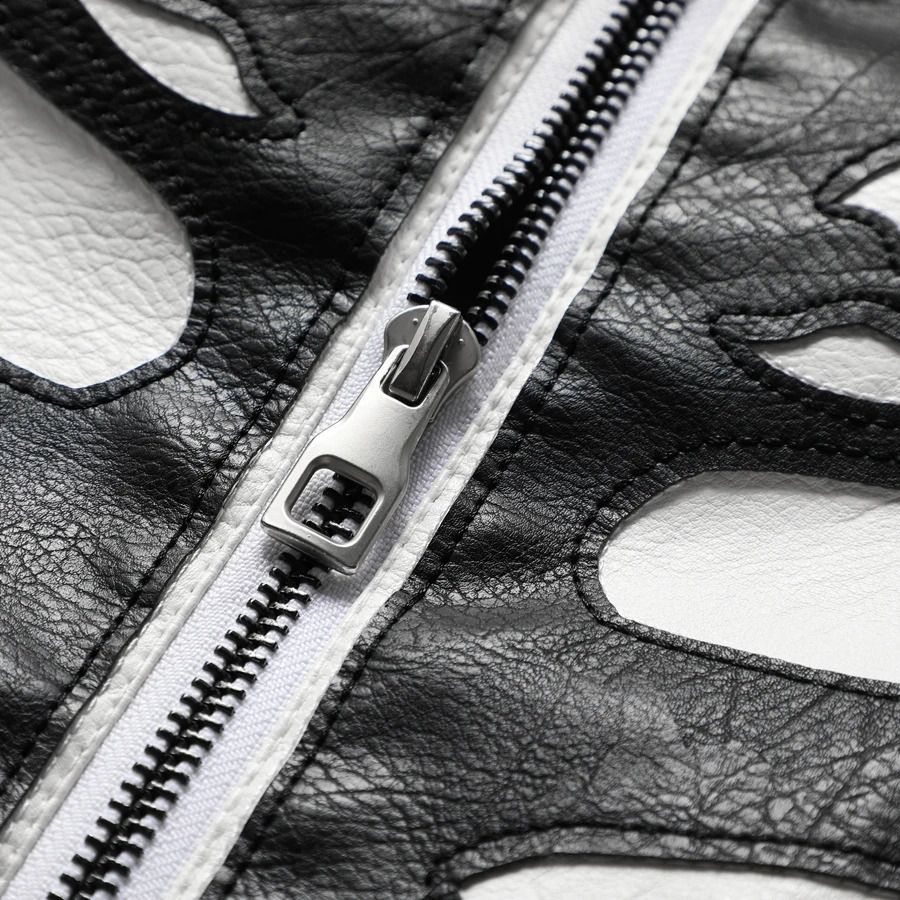 Close-up van zilveren rits op zwart jack met botpatroon | Boutique Moda
