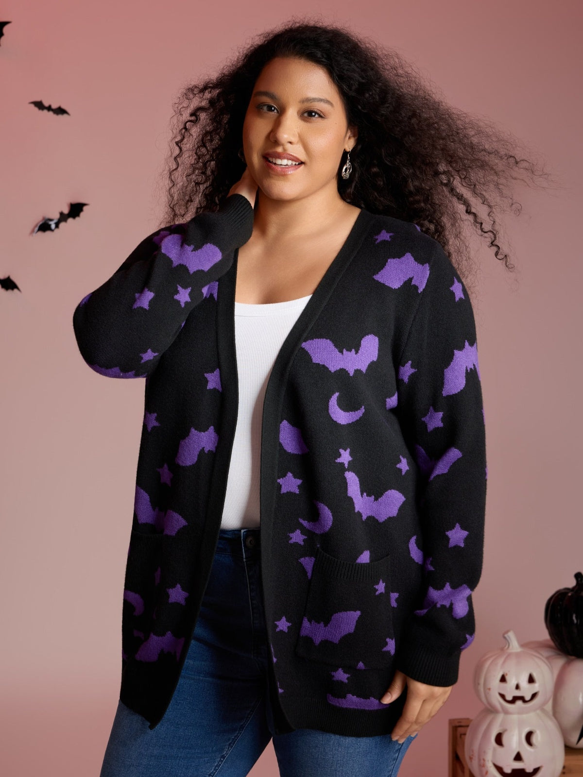 Vrouw in het vleermuis vest over een wit topje