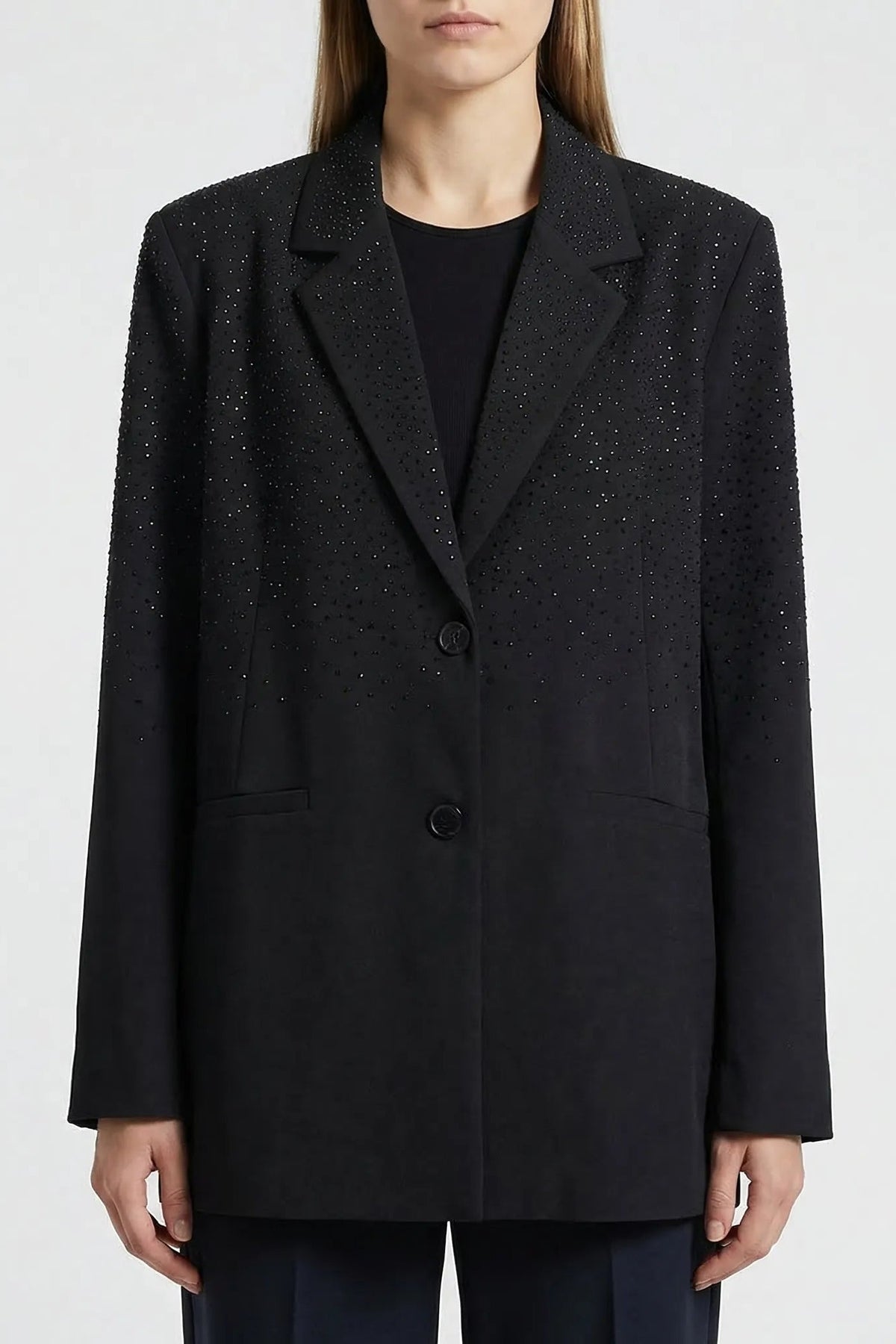 Zwarte oversized blazer met strass steentjes, gedragen, close-up van revers en knopen | Boutique Moda
