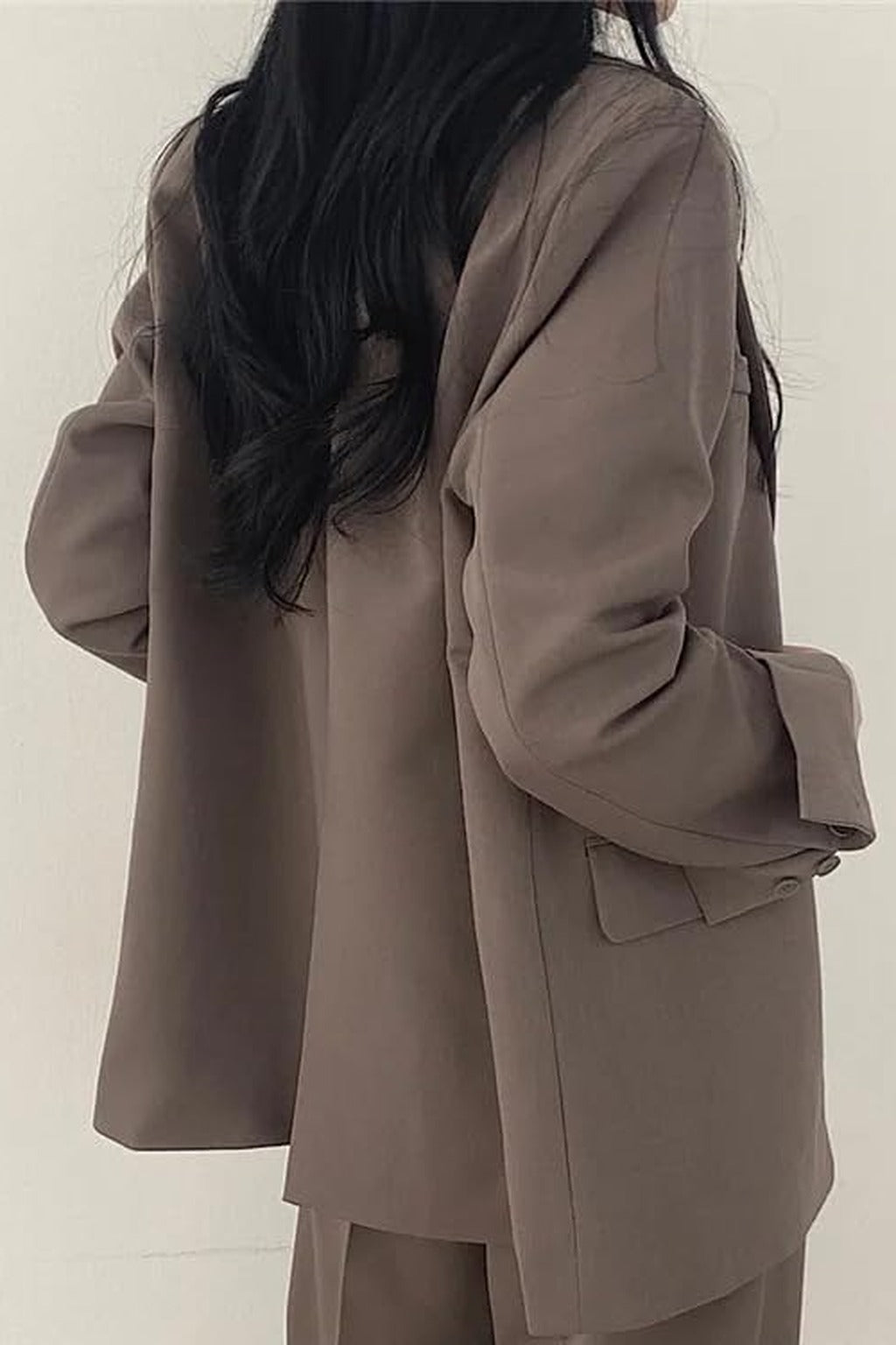 Bruine oversized blazer gedragen door vrouw, achteraanzicht, effen stof | Boutique Moda