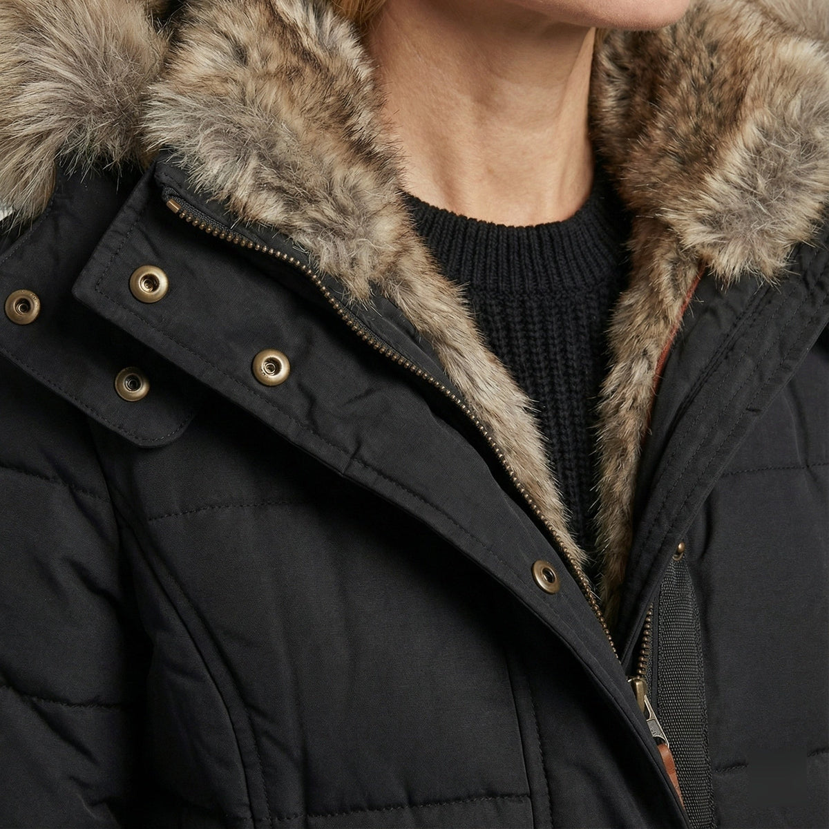 Zwarte winterparka met imitatiebont capuchon, gedragen door een vrouw | Boutique Moda